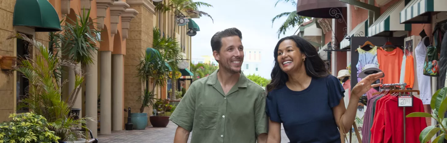 Hombre y mujer fuera del distrito comercial