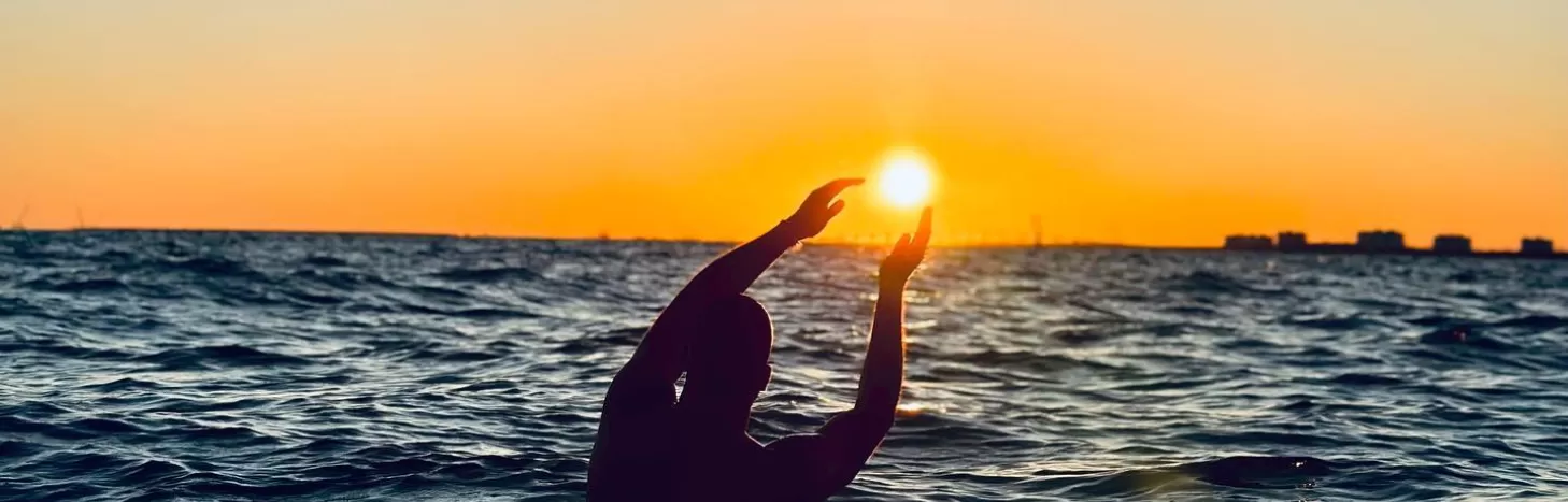 Strand-Sonnenuntergang-Wellen