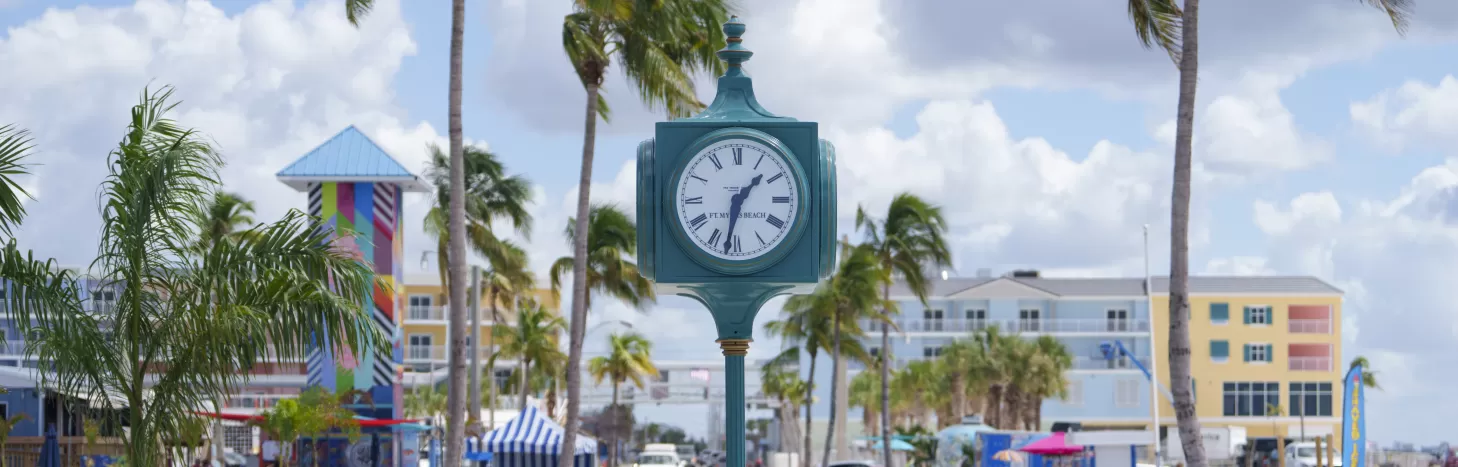 Eine Uhr auf einem Mast in der Mitte eines Bürgersteigs
