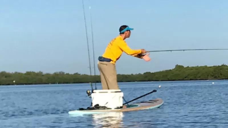 Eine Person beim Fliegenfischen auf einem Paddelbrett in Matlacha