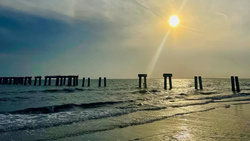 Blick vom Crescent Beach Park auf Pier im Jahr 2023 auf Fort Myesr Beach mit Sonnenuntergang