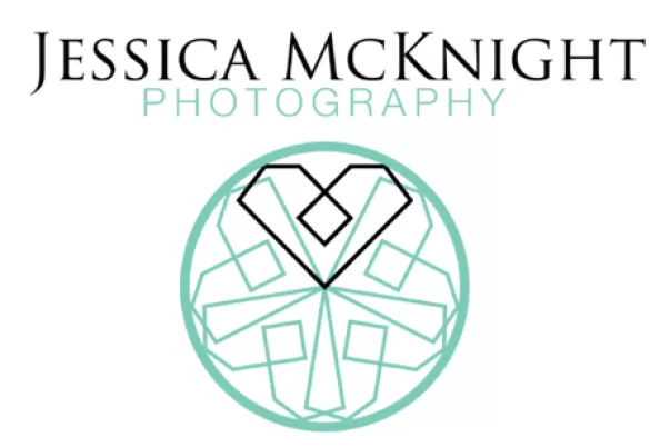 Логотип фотографій Джесіки Макнайт