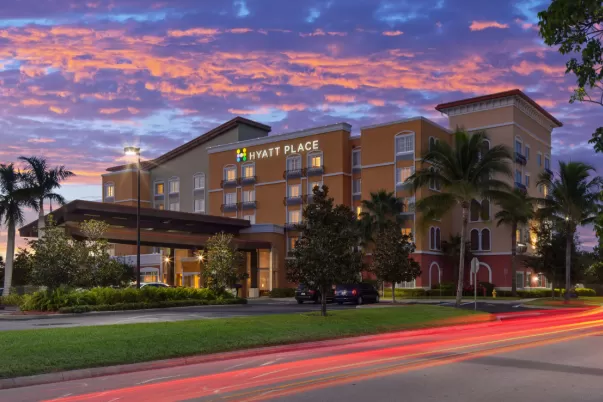 Hyatt Place Coconut Point avec coucher de soleil en arrière-plan