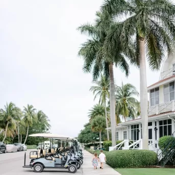 Gasparilla Inn Club Golf Cart Niños Palmeras Calle