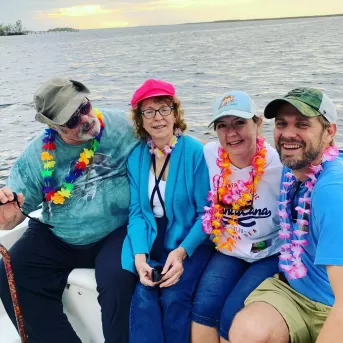 Grupo disfrutando de las aguas en paseo en barco