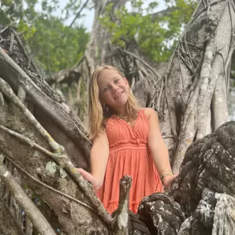 Chica del árbol de Banyan