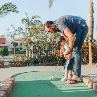 minigolf familia niños