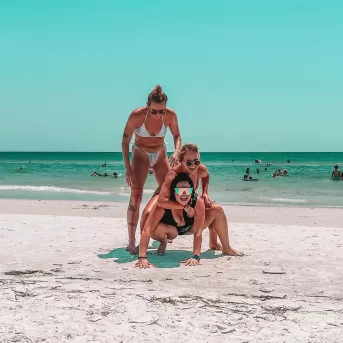 Familienausflug für Mädchen am Strand