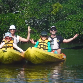 Pagayage en kayak aquatique dans les mangroves