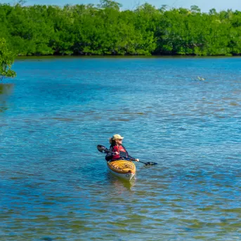 Una persona en un kayak en medio de un lago.