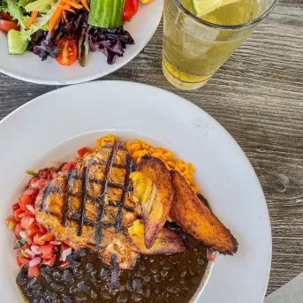 Ein Tisch mit Tellern voller Essen und Getränke