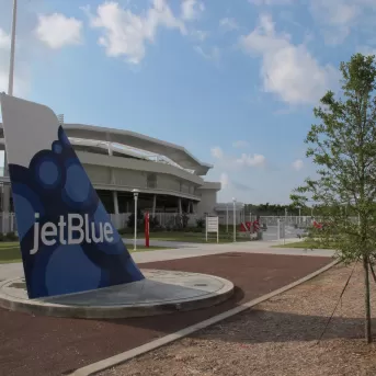 Frente del complejo Jet Blue con la cola de un avión a reacción