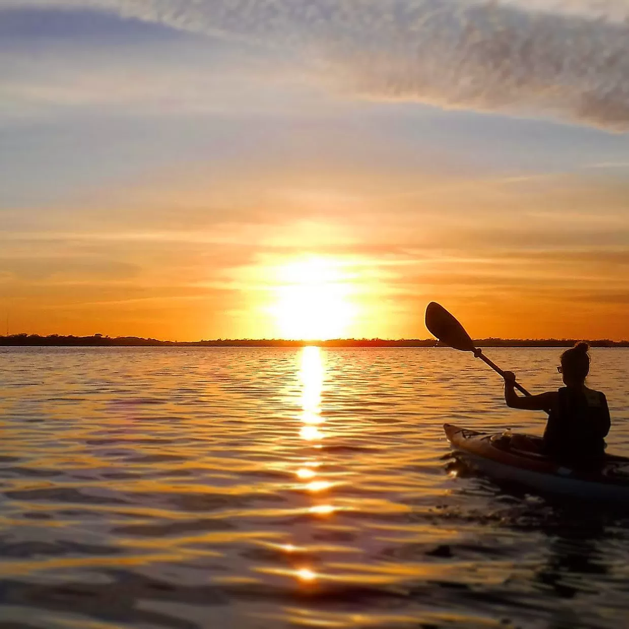 Kajakfahrer-Silhouette auf dem Wasser in Matalcha